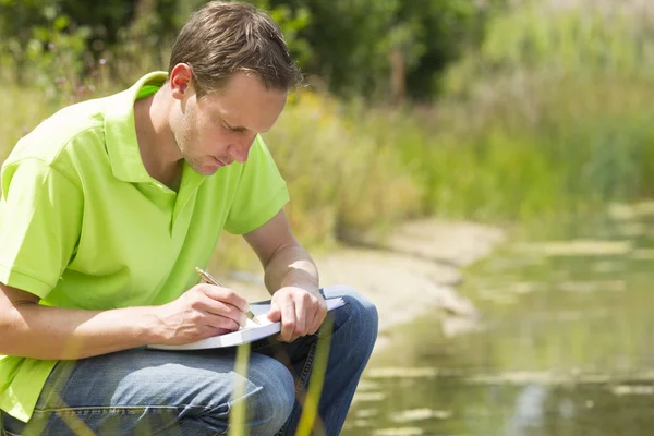 Científico del medio ambiente que investiga el medio ambiente y d natural — Foto de Stock