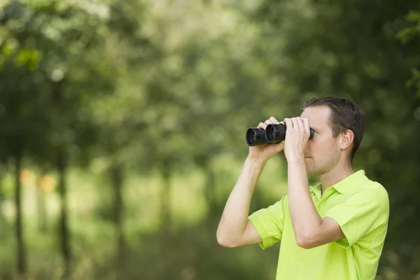 Miljö vetenskapsmannen undersöker miljön med en binocu — Stockfoto