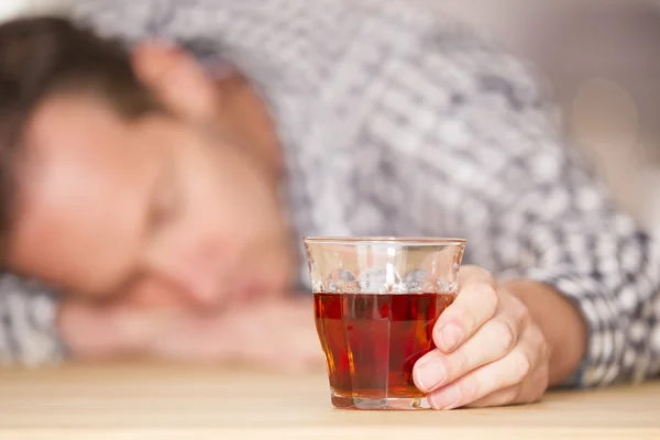 Jovem sentindo-se sozinho e bebendo muito álcool — Fotografia de Stock