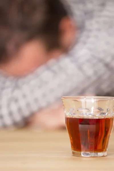 Ung man känner sig ensam och dricka för mycket alkohol — Stockfoto