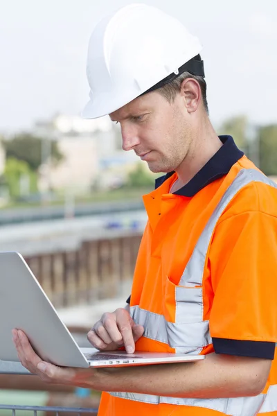 Construction worker working at a building site — Stock Photo, Image