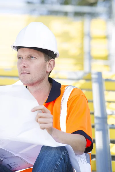 Travailleur de la construction travaillant sur un chantier — Photo