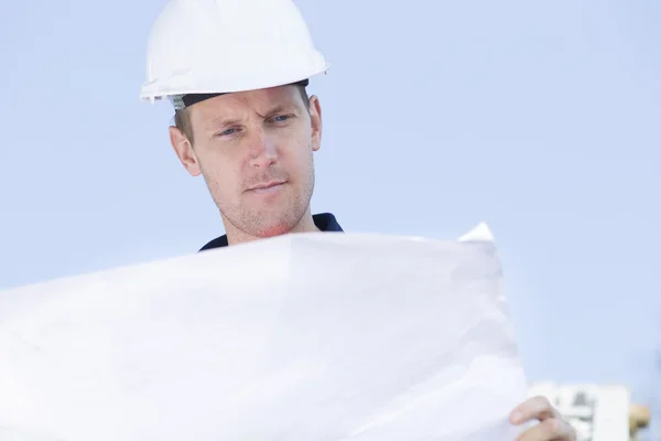 Trabajador de la construcción que trabaja en una obra — Foto de Stock