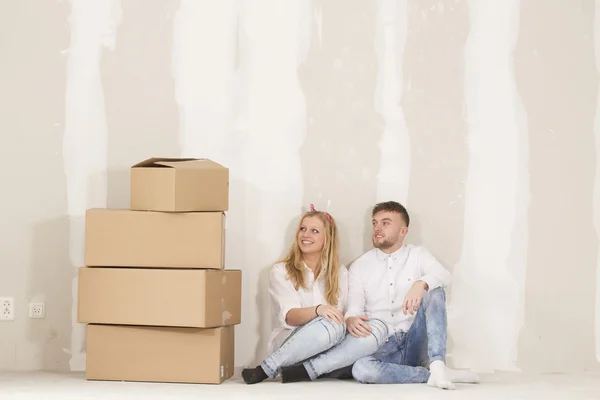 Happy young couple doing a odd-job in their new house — Stock Photo, Image
