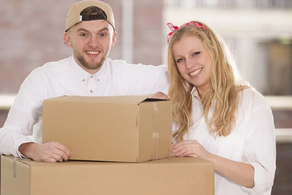 Jovem casal feliz se mudando em sua nova casa — Fotografia de Stock