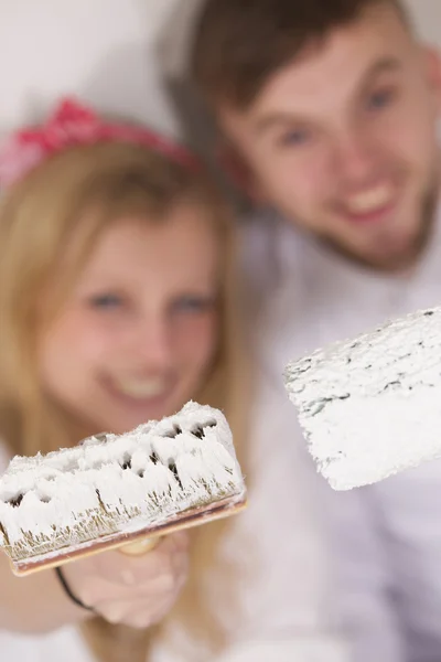 Glückliches junges Paar bei einem Gelegenheitsjob in seinem neuen Haus — Stockfoto