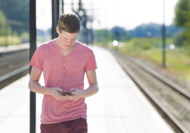 Adam cep telefonu demiryolu platformu üzerinden mesajlaşma