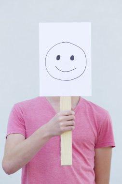 Holding Yönetim Kurulu üzerinde çizilmiş gülen yüz ile adam