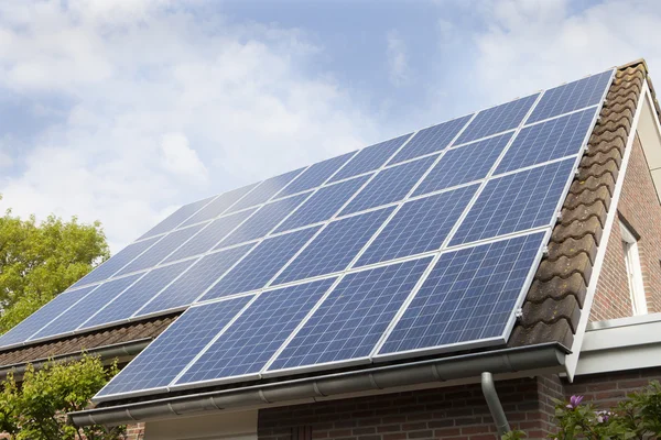 Huis dak bedekt met zonnepanelen — Stockfoto