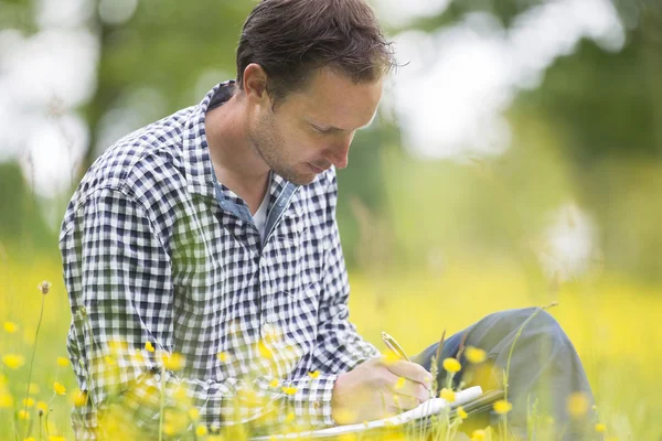 Ambientalista Scrivere su Blocco note In Park — Foto Stock