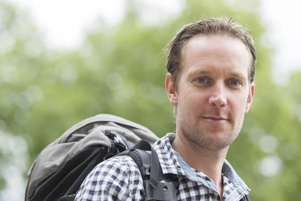 Selbstbewusster Tourist mit Rucksack — Stockfoto