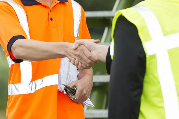 Männliche Architekten geben sich im Park die Hand — Stockfoto