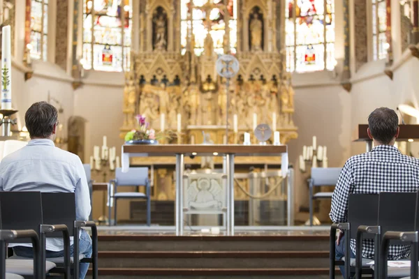 Homens sentados em cadeiras na frente do altar — Fotografia de Stock