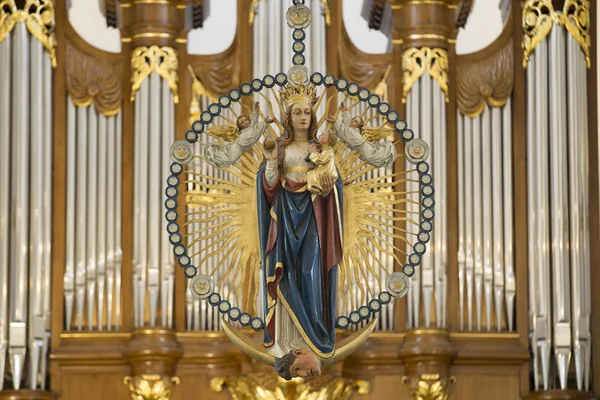 Estátua da Mãe Maria Carregando o Menino Jesus — Fotografia de Stock