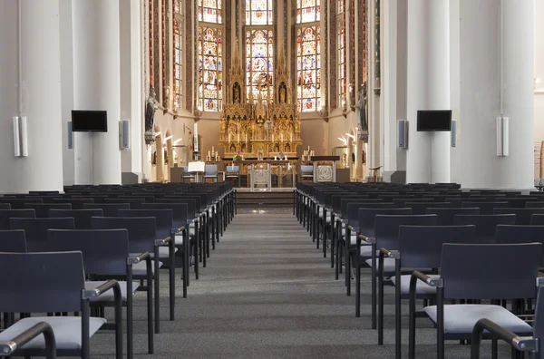 Stühle vor dem Altar in der Kirche — Stockfoto
