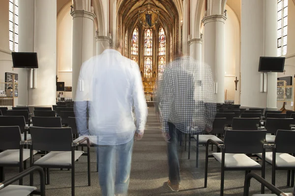 Homens caminhando rumo ao altar na igreja — Fotografia de Stock