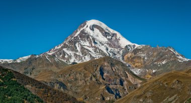 Dağ ve mavi gökyüzü