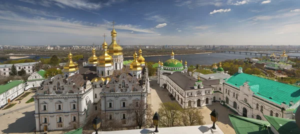 Panorama Kievo-Pecherskoj of monastery (Lavra) in the foreground, the river Dnepr and Kiev - on horizon. — Stock Photo, Image