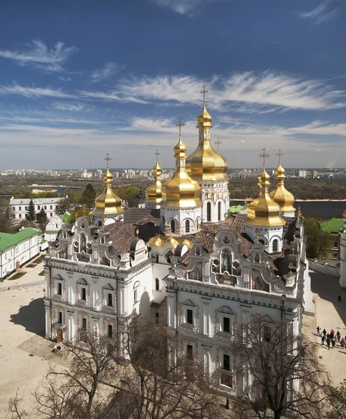 Gentile alla cattedrale Uspensky del Kiev Pechersk Lavra in primo piano, il fiume Dnepr e Kiev all'orizzonte . Immagine Stock