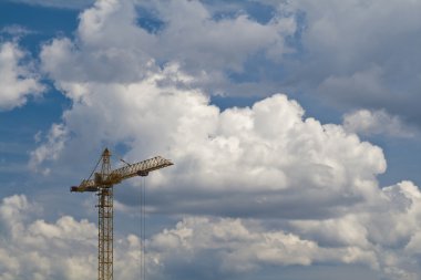 Pitoresk bulutlar ile mavi gökyüzüne karşı bina vinç.