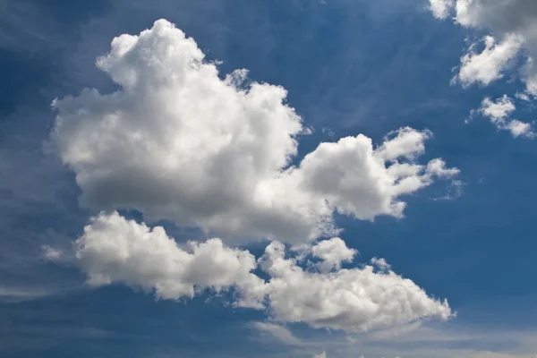 絵のような雲と青夏時間夏の空. — ストック写真