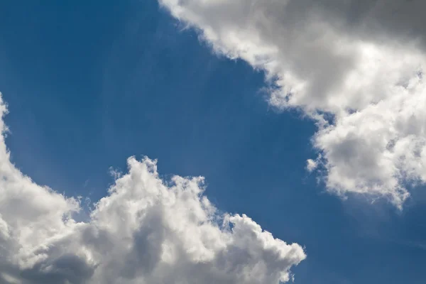 Blue daylight summer sky with picturesque clouds. — Stock Photo, Image