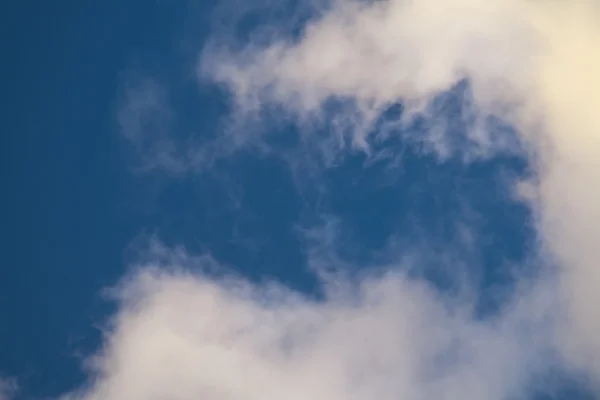 Blue daylight summer sky with picturesque clouds. — Stock Photo, Image