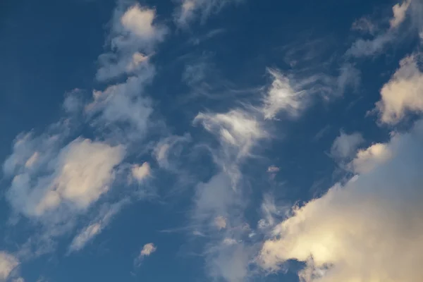 絵のような雲と青夏時間夏の空. — ストック写真
