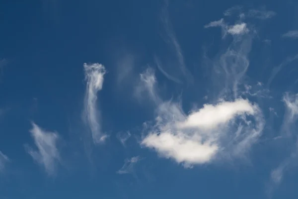 絵のような雲と青夏時間夏の空. — ストック写真