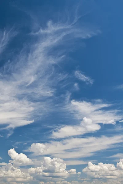 Blue daylight summer sky with picturesque clouds. — Stock Photo, Image