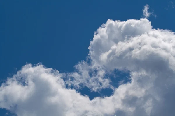 絵のような雲と青夏時間夏の空. — ストック写真