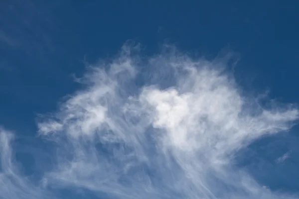 Blue daylight summer sky with picturesque clouds. — Stock Photo, Image