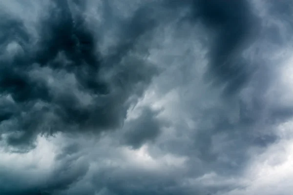 Kasvetli kara bulutlar gökyüzü