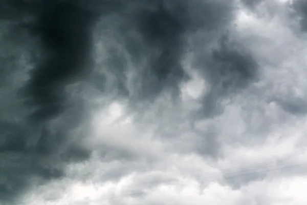 Schwarze düstere Wolken Himmel — Stockfoto