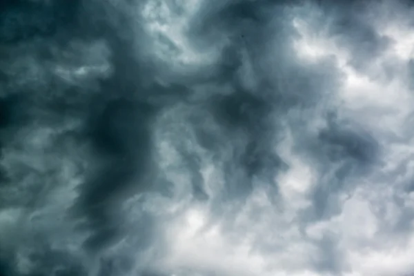 Schwarze düstere Wolken Himmel — Stockfoto