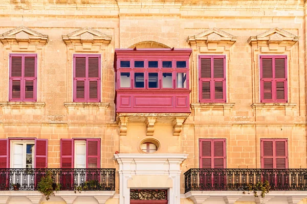 Fasáda s barevnými balkon a okenice, Mdina, Malta — Stock fotografie
