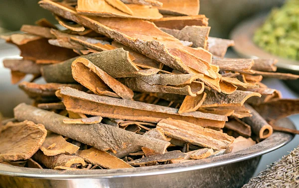 Cinnamon bowl at a market in Old Delhi — Stock Photo, Image