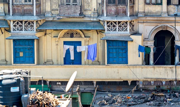 Mavi kapı ve Panjur çatı hayat eski Delhi, Hindistan ile tipik evlerin — Stok fotoğraf