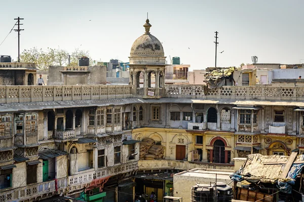 Typische häuser mit dachleben in altem delhi, indien — Stockfoto