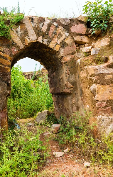 Fragmento de ruinas del Fuerte Tughlaqabad en Delhi India — Foto de Stock