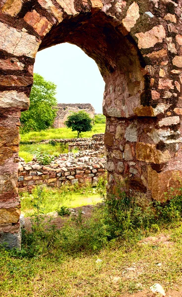 Fragment van de ruïnes van tughlaqabad fort in delhi india — Stockfoto