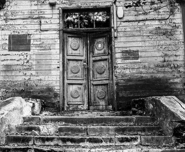 eski ahşap kapı ve merdiven jurmala evde