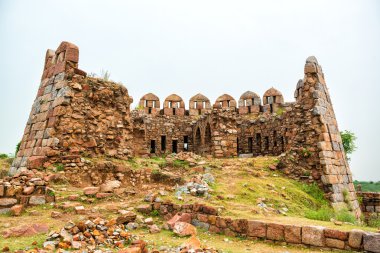 watch tower adlı tughlaqabad kale kalıntıları