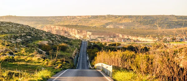 Sunset over a long deserted road in Malta — Stock Photo, Image