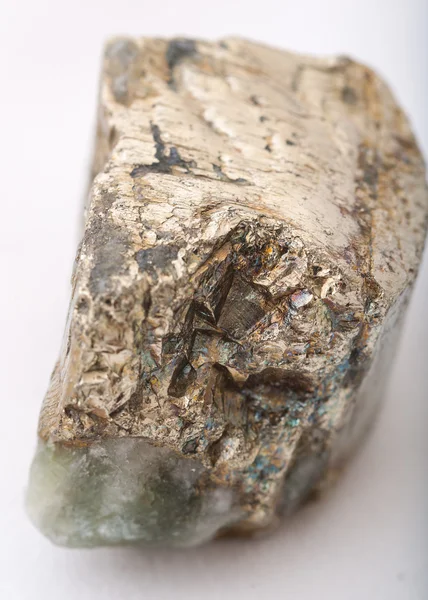 Makro pchnięciu Piryt mineral na białym tle — Zdjęcie stockowe