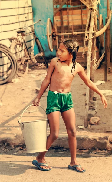 Bir kova ile tanımlanamayan kız 