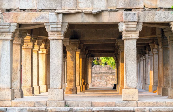 Colunas de arenito em Hauz Khas, Delhi, Índia — Fotografia de Stock