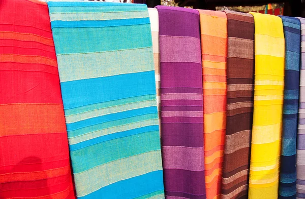 Mantones indios en un mercado — Foto de Stock