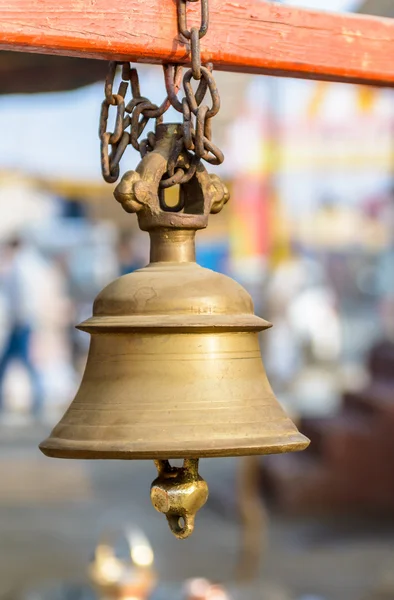 Brass bell in de buurt van hindoe tempel — Stockfoto