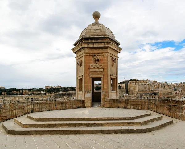 Wachttoren in Senglea, Malta. Uitzicht op de tuin — Stockfoto